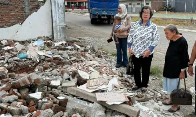 Nenek lansia 80 tahun, Elina, saat melihat rumah tinggalnya yang telah rata dengan tanah.