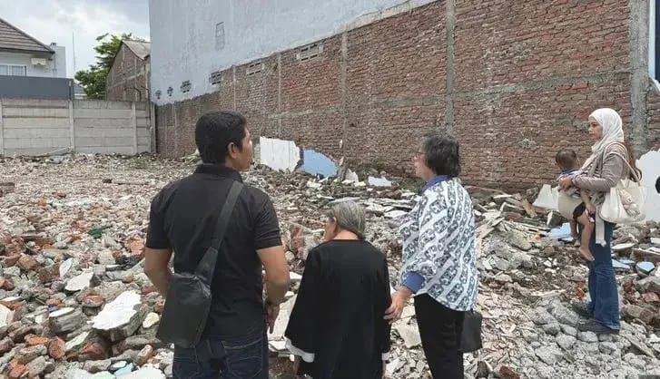 Aksi premanisme di Surabaya oleh kelompok massa, mengusir dan meruntuhkan rumah lansia Elina Widjajanti (tengah berbaju hitam).