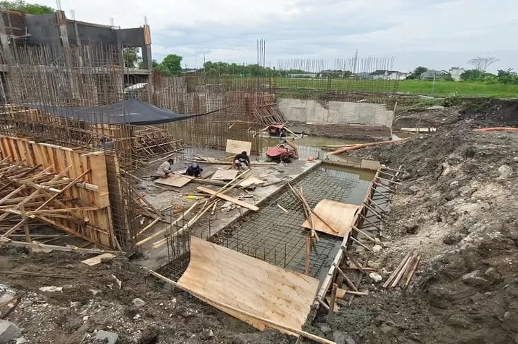 Rumah pompa Kedungpeluk yang masih dalam tahap pengerjaan di luar tenggat yang ditetapkan 26/12/2025.