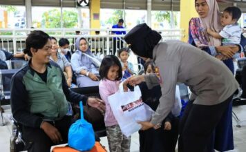 Senyum Polwan di Terminal Purabaya, Sidoarjo, Hangatkan Perjalanan Nataru