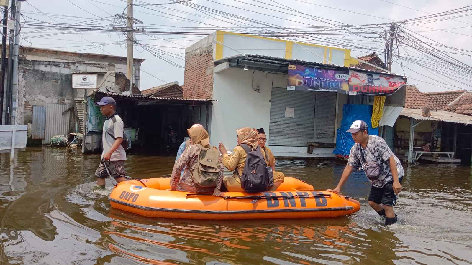 Bantuan perahu karet dari BPBD Sidoarjo jadi penyelamat bagi warga Tanggulangin.