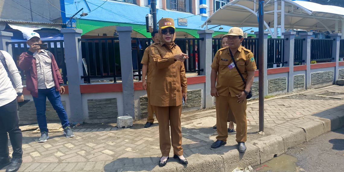 Wabup Sidoarjo, Hj Mimik Idayana, turun lapangan mengamati pekerjaan Satgas Jalan PUBMSDA di Pasar Larangan, Senin (29/12/2025).