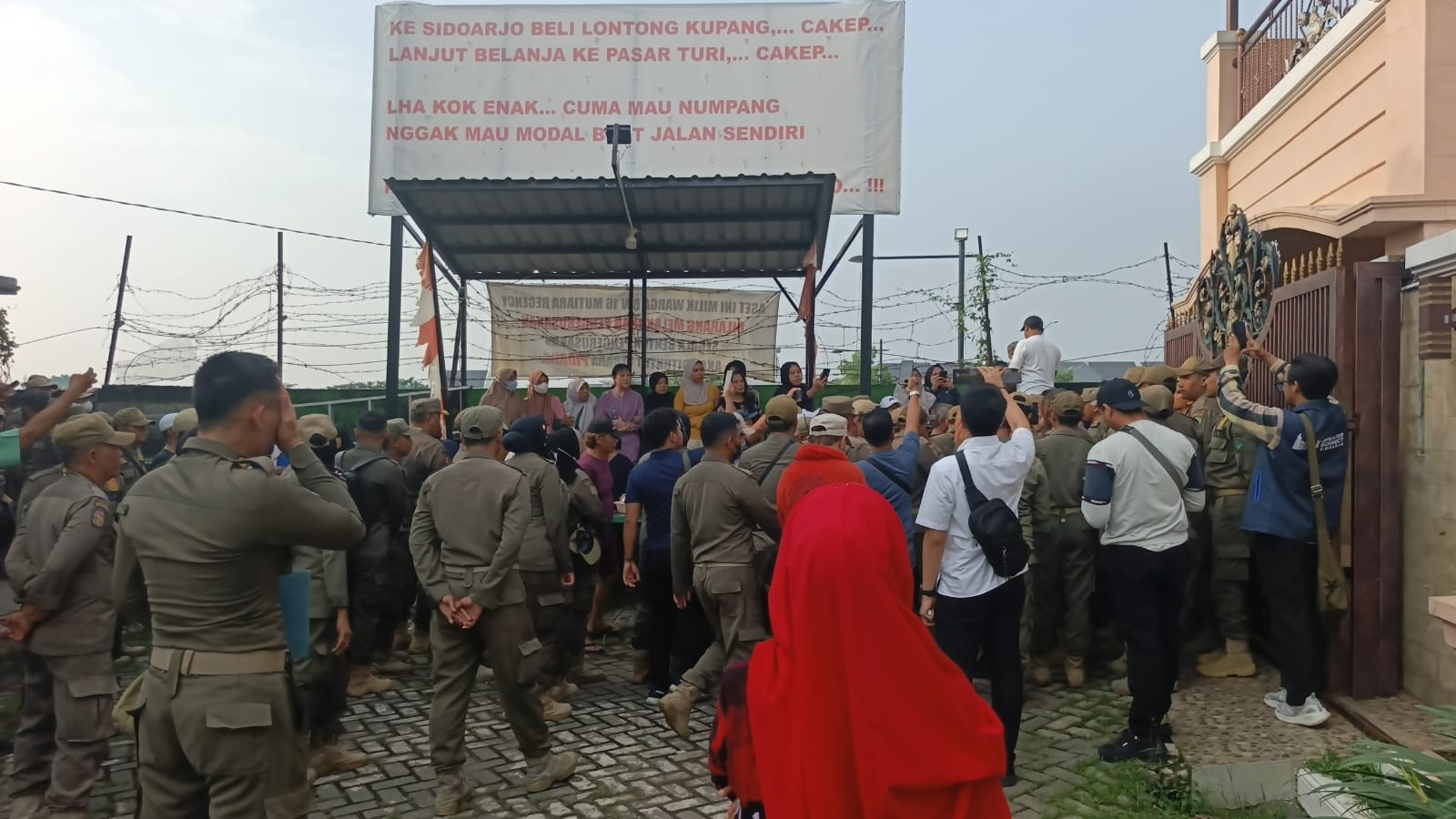 Warga Perumahan Mutiara Regency, Sidoarjo, menolak pembongkaran tembok batas dengan Mutiara City, Rabu (30/12/2025).