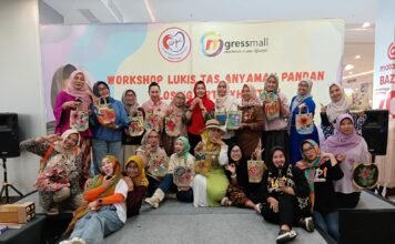 Jelang Penutupan Pameran di Gresik, IWPI Jatim Edukasi Melukis Anyaman Pandan