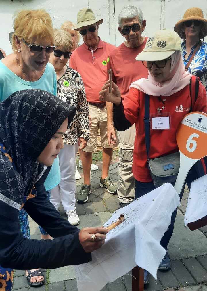 Kunjungan ke Peneleh hanya berlangsung sekitar 40 menit, namun dipadatkan dengan pengalaman yang kaya rasa.