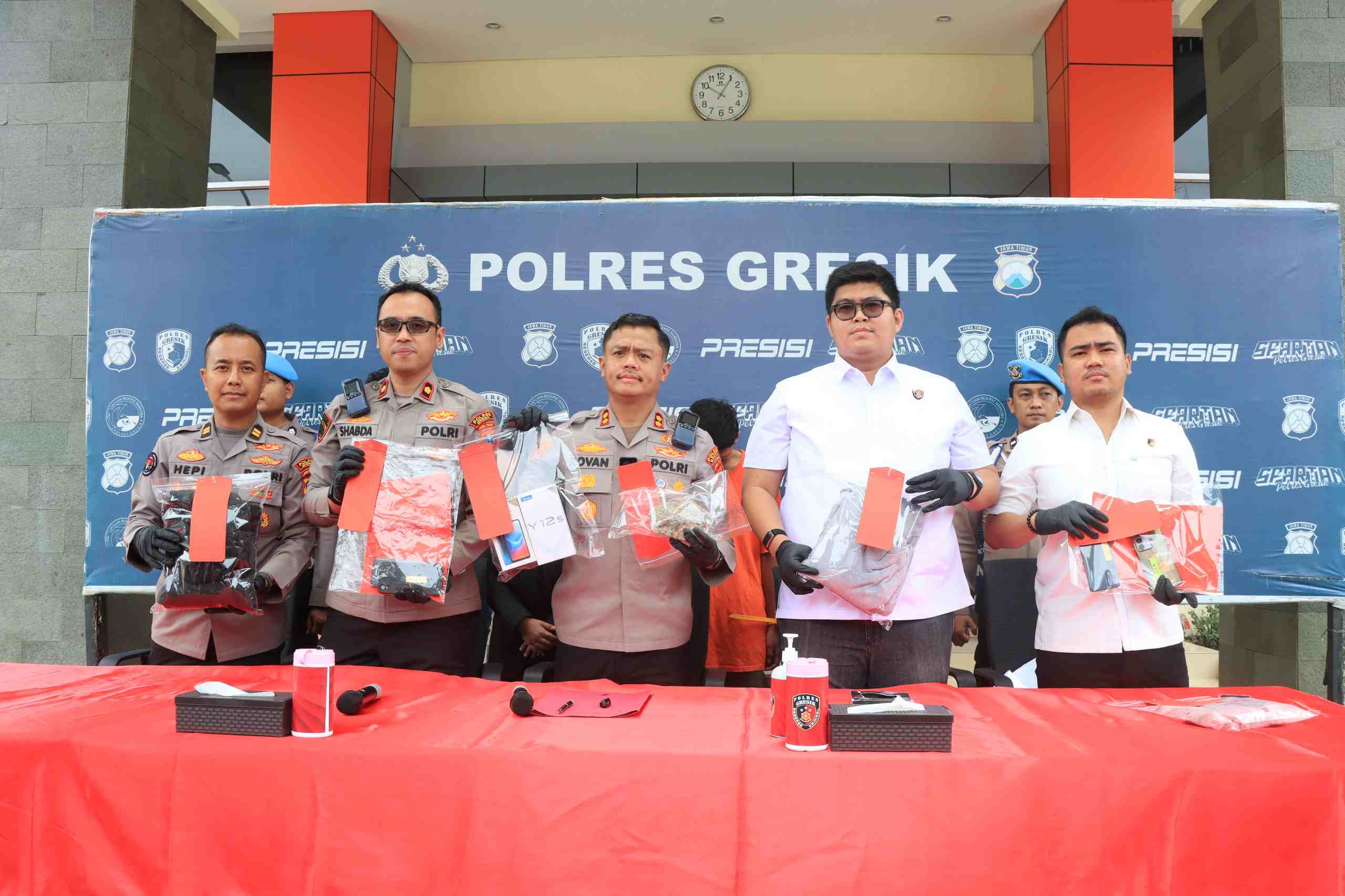 Barang bukti yang diamankan Polres Gresik dari komplotan gangster.