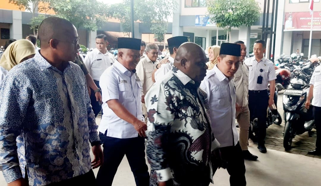 Menteri HAM, Natalius Pigai menjenguk korban keracunan MBG di RSUD Dr. Soekandar Mojosari didampingi Bupati Mojokerto Muhammad Al Barra, (14/1/2026).