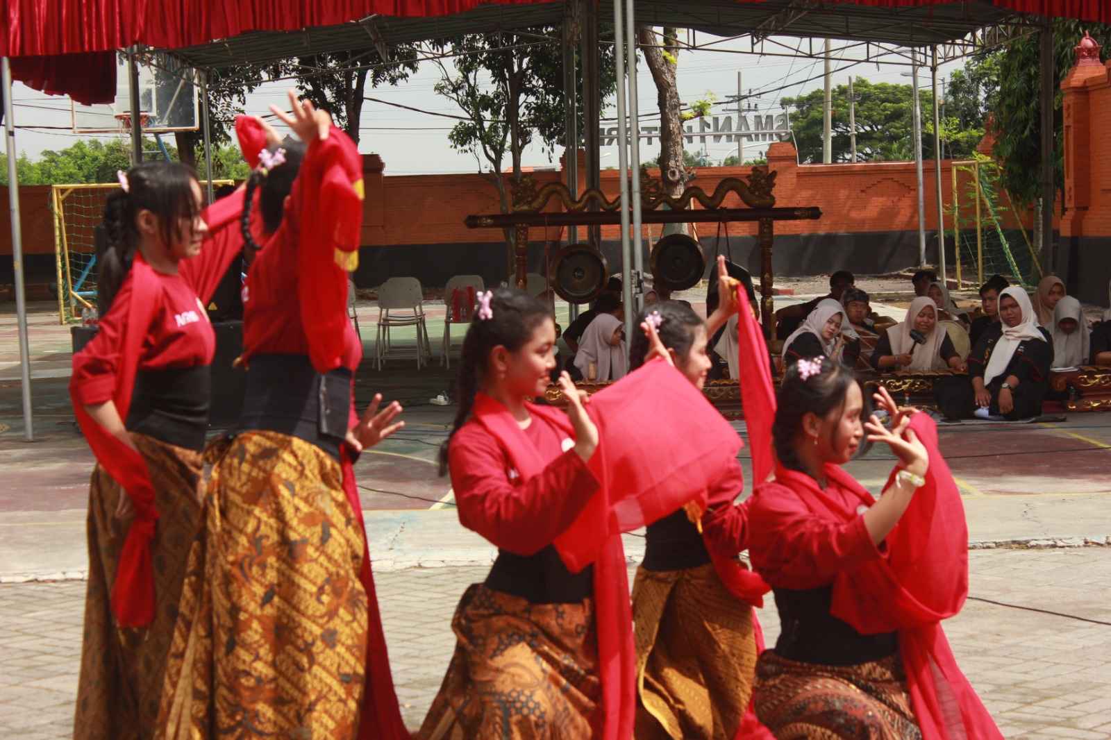 Penampilan seni budaya dari murid SMAN 1 Kutorejo saat peresmian pagar sekolah bernuansa Majapahit.