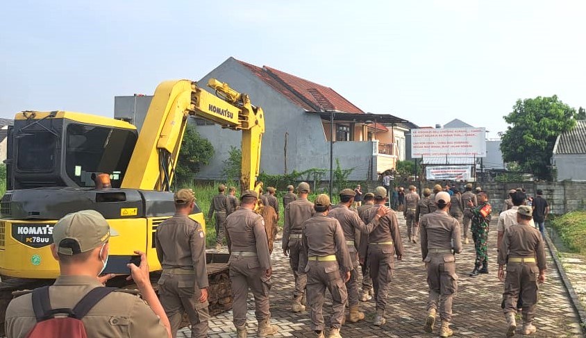 Satpol PP Sidoarjo segera buka tembok pembatas perumahan Mutiara Regency-Mutiara City-Mutiara Harum.