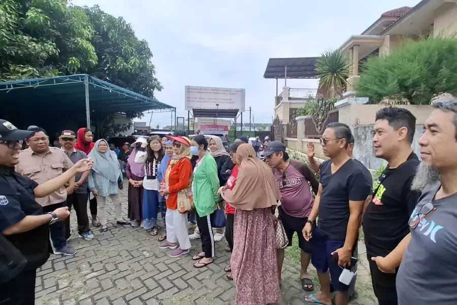 Warga Mutiara Regency menghadang Satpol PP Sidoarjo.