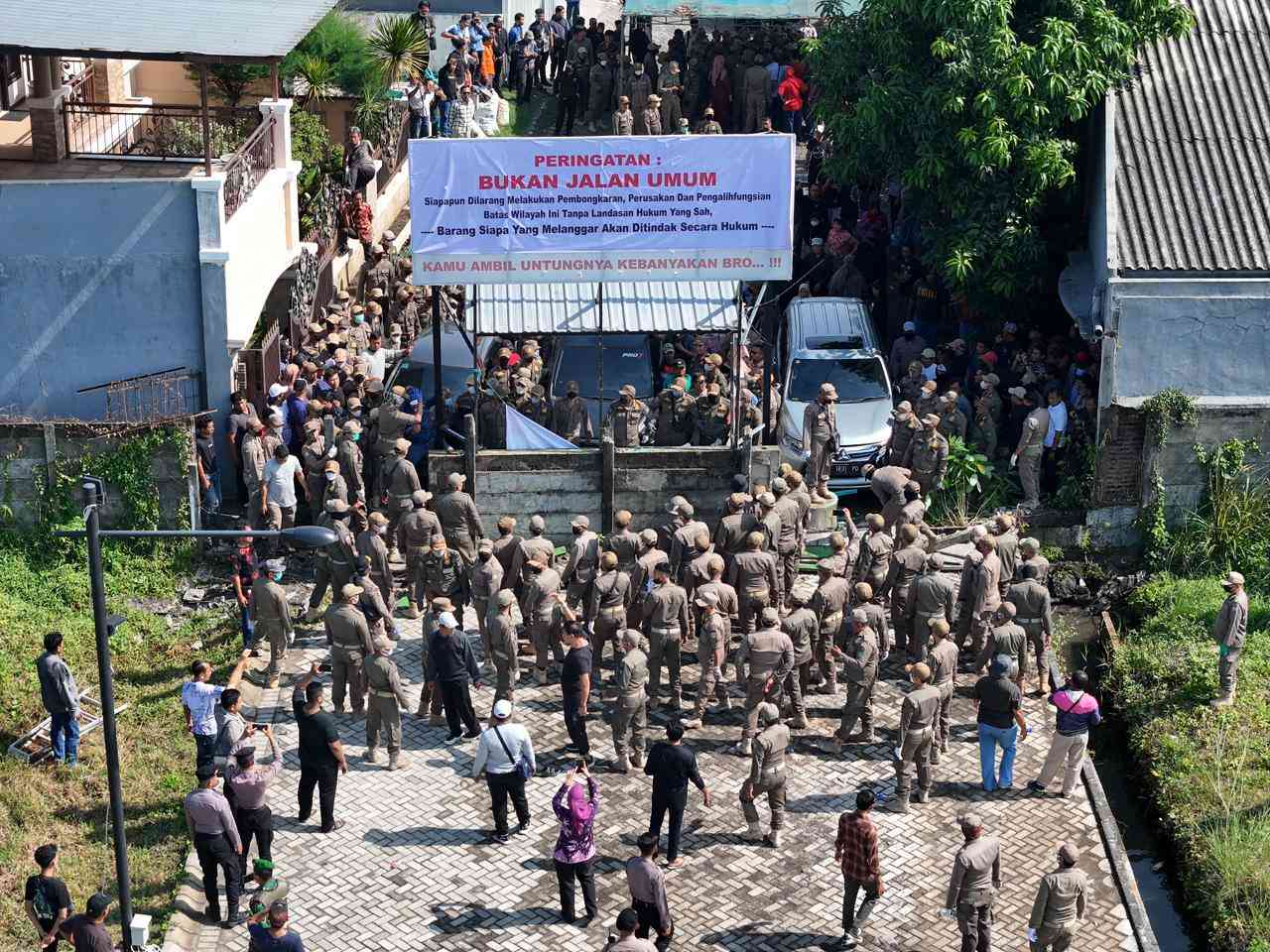 Pembongkaran pagar perumahan yang sempat menimbulkan keributan warga dengan Satpol PP.