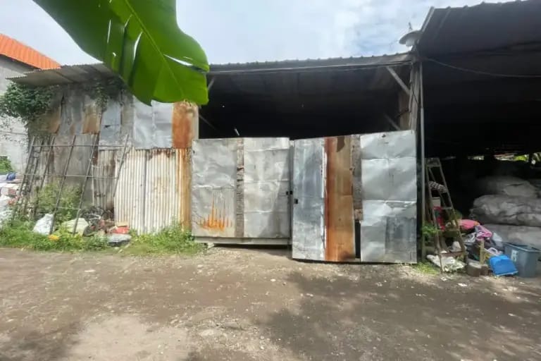 Gudang di Dusun Beciro, Desa Jumputrejo, Kecamatan Sukodono, Sidoarjo, Jawa Timur, yang digunakan sebagai tempat penampungan curanmor.