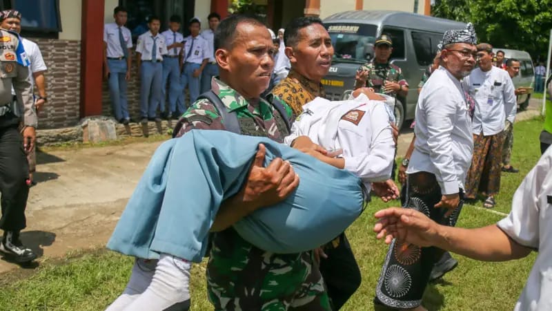 Anggota TNI mengevakuasi siswa yang diduga keracunan makan bergizi gratis (MBG) di SMA 2 Kudus, Kabupaten Kudus, Jawa Tengah, Kamis (29/1/2026)..