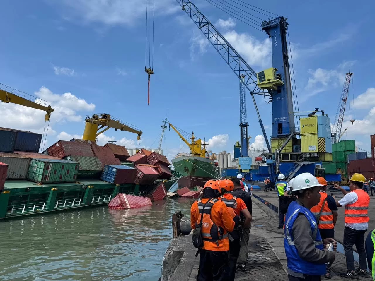 Kapal Pacific 88 yang miring, tumpukan kontainer jatuh ke laut di Dermaga Jamrud Selatan, Pelabuhan Tanjung Perak, Surabaya, Senin (2/2/2026).