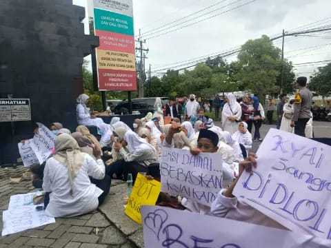 Santri Pesantren Ushulul Hikmah Al-Ibrohimi, Kecamatan Manyar, Kabupaten Gresik, mendatangi kantor Kejaksaan Negeri Gresik, Jumat (13/2/2026).