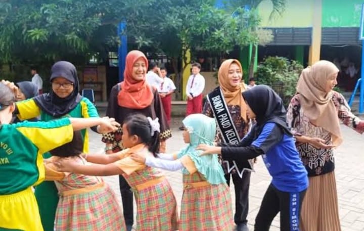 Siswa PAUD Surabaya sedang bermain outbond.