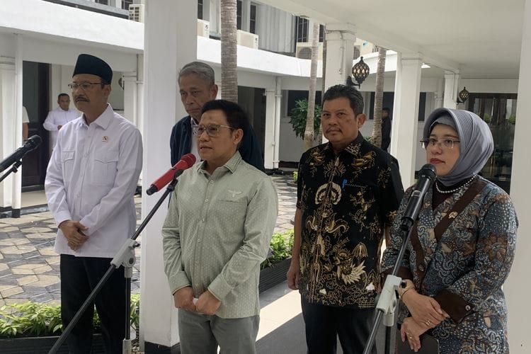 Mensos Saifullah Yusuf dengan Menko PM Muhaimin Iskandar serta Kepala BPS Amalia Adininggar membahas soal polemik penonaktifan BPJS Kesehatan Segmen PBI di Kantor Kemenko PM, Jakarta Pusat, Senin (16/2/2026).