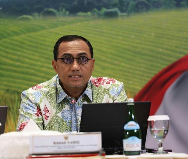 Kepala Eksekutif Pengawas Pasar Modal, Keuangan Derivatif, dan Bursa Karbon OJK, Hasan Fawzi, saat konferensi pers di gedung Bursa Efek Indonesia (BEI), Jumat (20/2/2026).