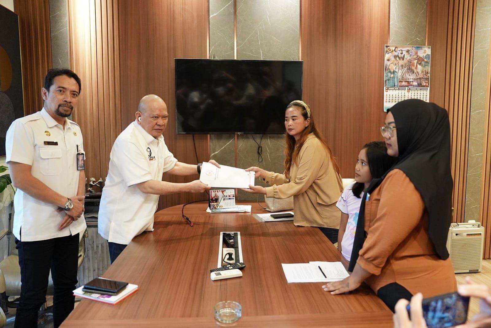 Isa Kristina, mengadukan dugaan penipuan dan penggelapan yang dilakukan Koperasi Serba Usaha (KSU) Unggul Makmur di Kota Malang kepada anggota DPD RI daerah pemilihan Jawa Timur, LaNyalla Mahmud Mattalitti.