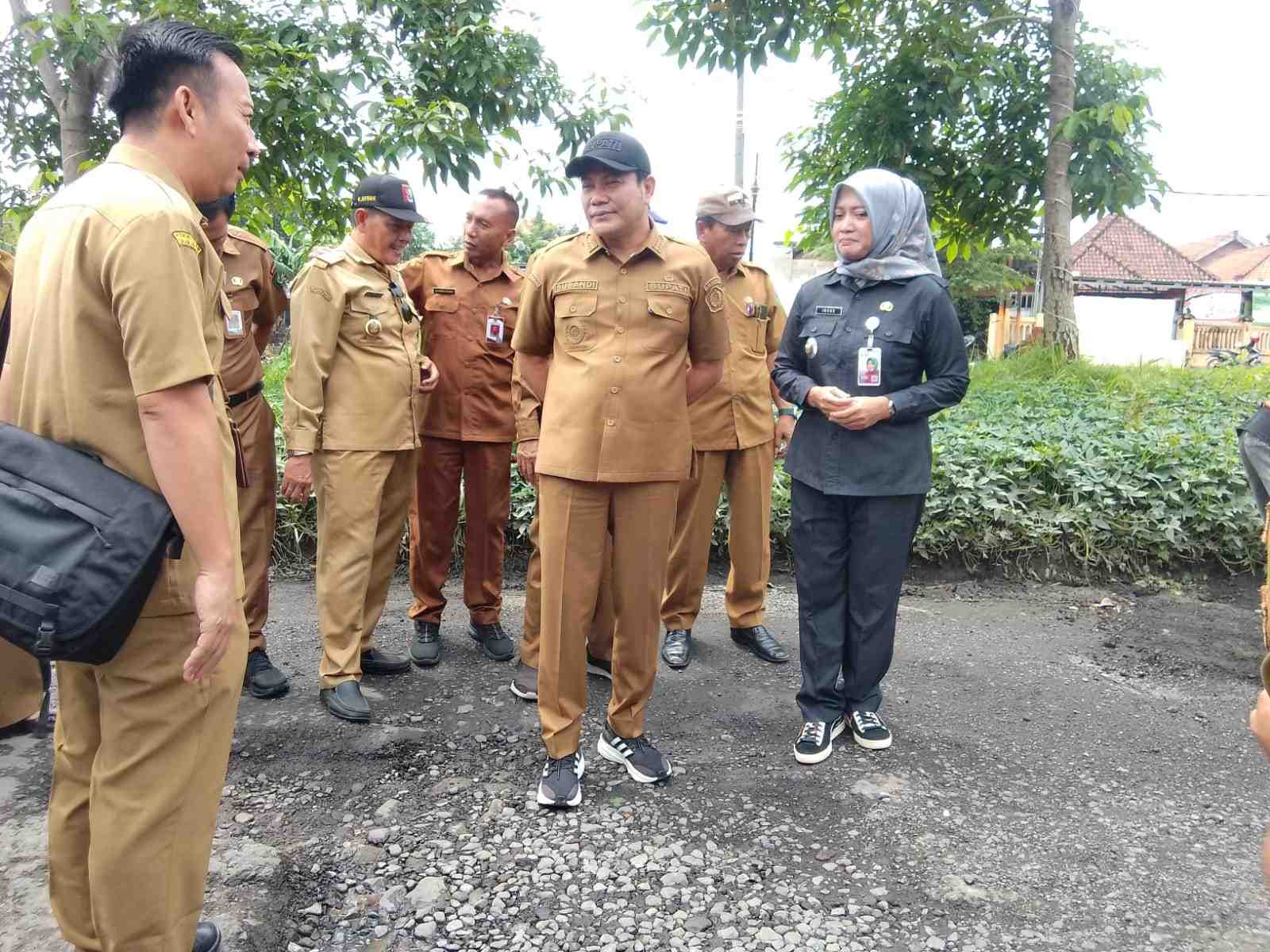 Bupati Subandi menegaskan penambalan aspal harus menggunakan hotmix dengan ketebalan minimal empat sentimeter.