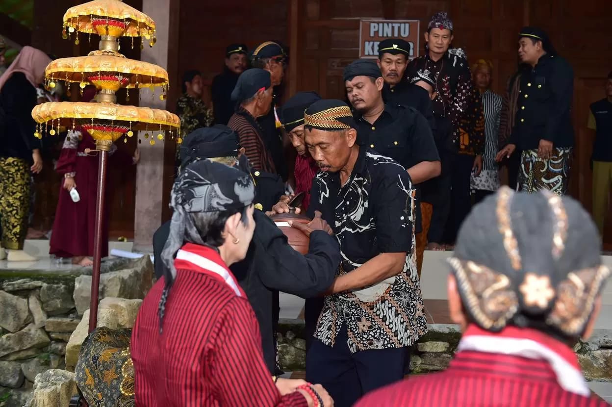 Prosesi rangkaian peringatan 1 Suro di kompleks makam Nyai Andongsari, Gunung Ratu.