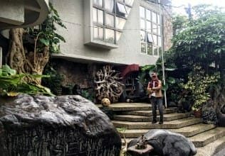 Galeri Q-One Sidoarjo: Ruang Seni yang Menyatukan Ferrari dan Jejak Peradaban (1)