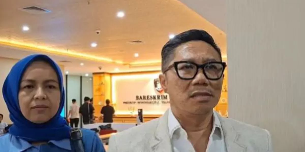Kuasa hukum korban, Beny Jehadu, memberikan keterangan kepada awak media di Kantor Bareskrim Polri, Jakarta, terkait laporan diskusi memahami sejumlah santri, (12/03/2026).
