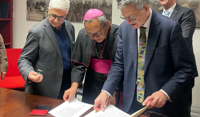 Penandatanganan Nota Kesepahaman (MoU) antara Otoritas Vatikan dengan pewakilan Indonesia yang diwakili Monsinyur (Mgr.) Agustinus Tri Budi Utomo (tengah) Uskup Surabaya di Roma, Italia, Rabu (25/3/2026). Foto: Romo Didik