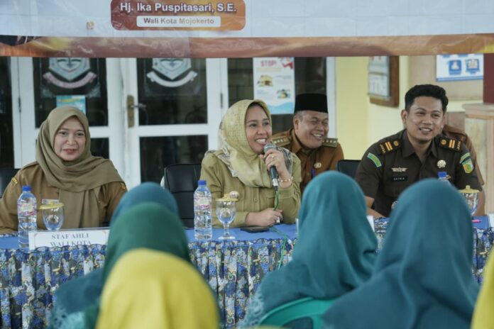 Wali Kota Mojokerto, Ika Puspitasari, saat menghadiri kegiatan sosialisasi Keluarga Sadar Hukum (Kadarkum) di Kelurahan Prajurit Kulon, Selasa (7/4/2026).
