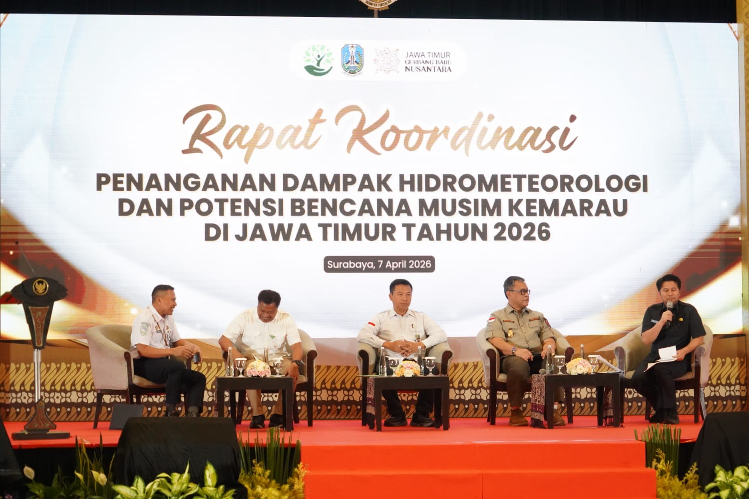 Rapat Koordinasi Penanganan Dampak Hidrometeorologi dan Potensi Bencana Musim Kemarau 2026 di Surabaya.