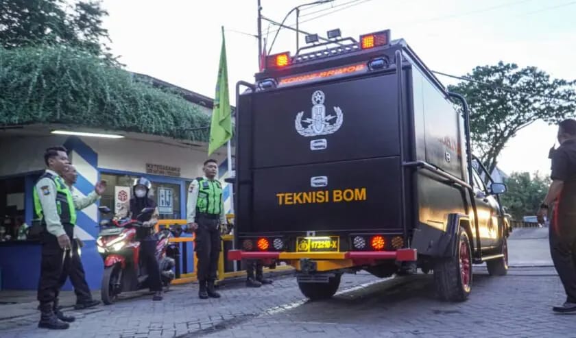 Polresta Sidoarjo dan Polsek Waru serta Tim Jibom Polda Jatim sedang melakukan olah kejadian di PT Great Wall Stell.