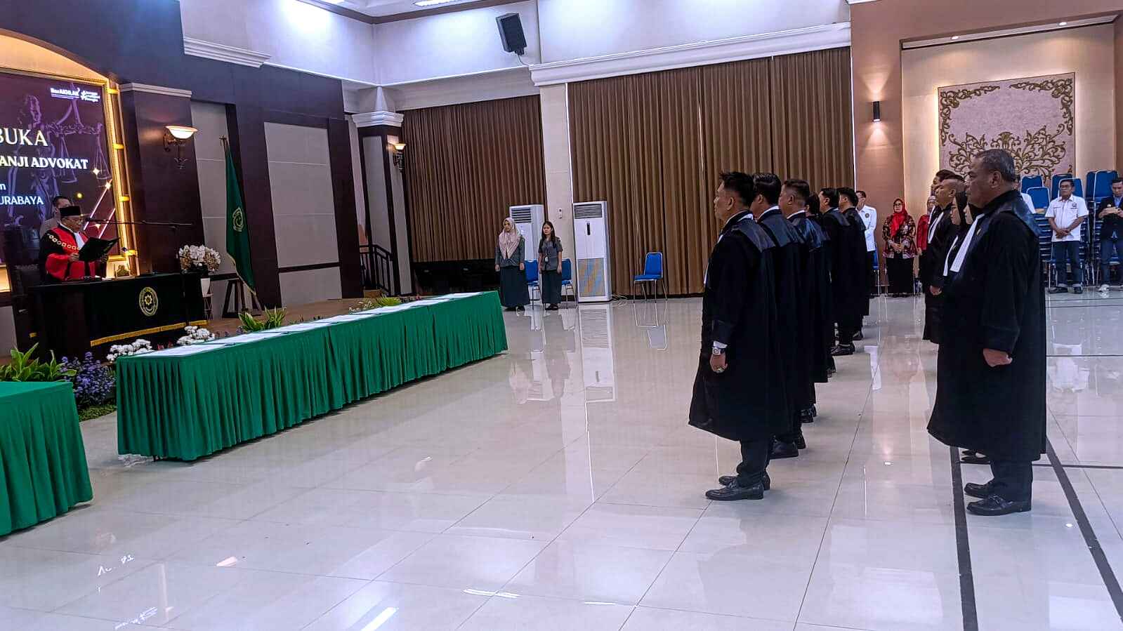 Prosesi sumpah janji advokat baru di Pengadilan Tinggi Surabaya, Rabu (8/4/2026).