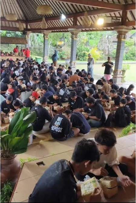 Siswa Mojokerto mengikuti pembelajaran di luar sekolah.