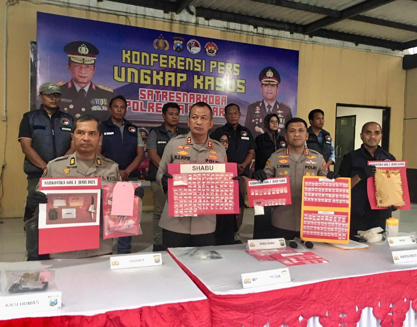 Kapolresta Sidoarjo Kombes Pol Christian Tobing memberikan keterangan pers terkait ungkap kasus narkoba, Kamis (9/4/2026).