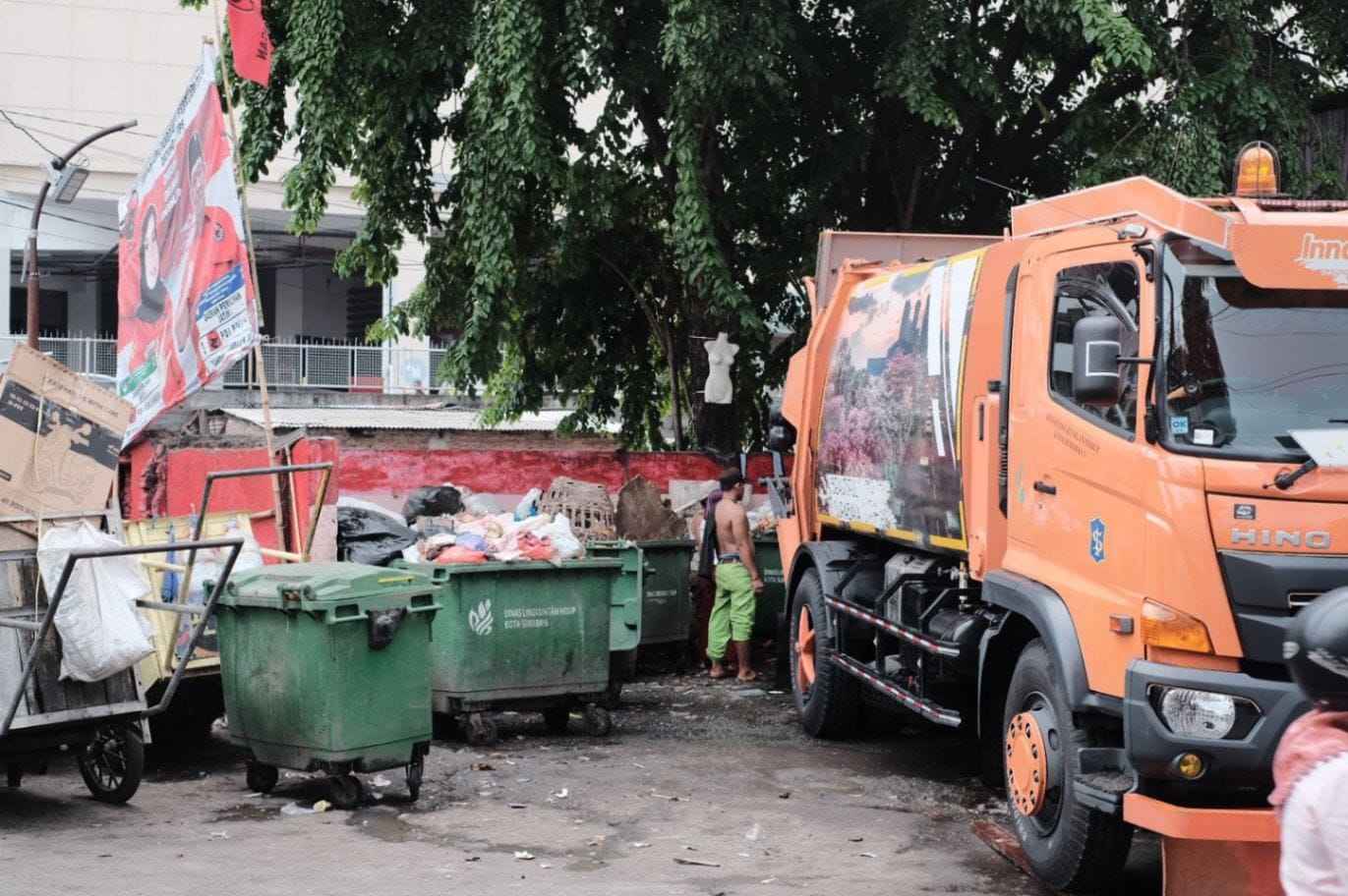 Aktivitas pengangkutan sampah di Surabaya kini dialihkan dari pagi ke malam hari.