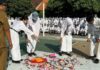 Petugas sekolah melakukan razia make up terhadap siswi di SMAN 1 Krembung, Sidoarjo.