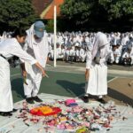 Petugas sekolah melakukan razia make up terhadap siswi di SMAN 1 Krembung, Sidoarjo.