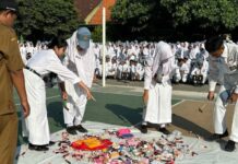 Petugas sekolah melakukan razia make up terhadap siswi di SMAN 1 Krembung, Sidoarjo.