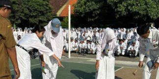 Petugas sekolah melakukan razia make up terhadap siswi di SMAN 1 Krembung, Sidoarjo.