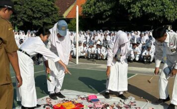 Razia Make Up di SMAN 1 Krembung, Lip Tint dan Pensil Alis Disita Petugas sekolah melakukan razia make up terhadap siswi di SMAN 1 Krembung, Sidoarjo.