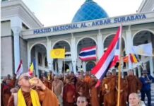 Puluhan bhikkhu dari sejumlah negara singgah di Surabaya dalam rangkaian Indonesian Walk for Peace 2026