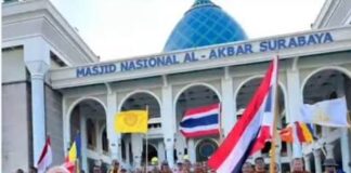 Puluhan bhikkhu dari sejumlah negara singgah di Surabaya dalam rangkaian Indonesian Walk for Peace 2026
