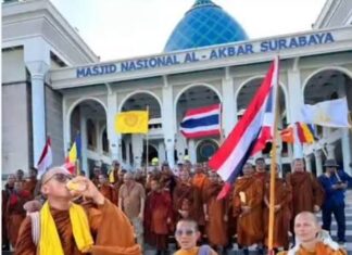Puluhan bhikkhu dari sejumlah negara singgah di Surabaya dalam rangkaian Indonesian Walk for Peace 2026