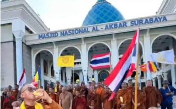 Puluhan bhikkhu dari sejumlah negara singgah di Surabaya dalam rangkaian Indonesian Walk for Peace 2026