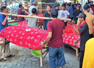Tradisi Unik Ruwat Desa Pagerngumbuk, Sidoarjo. Warga Arak Makanan di Atas Amben Bambu Mirip Keranda Warga Desa Pagerngumbuk Sidoarjo mengarak tumpeng dan hasil bumi di atas amben bambu saat tradisi ruwat desa.