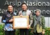 Pemkab Sidoarjo meraih predikat AA dari ANRI dengan nilai 90,84 dalam pengawasan kearsipan 2025. Capaian ini memperkuat reformasi birokrasi dan digitalisasi arsip