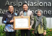 Pemkab Sidoarjo meraih predikat AA dari ANRI dengan nilai 90,84 dalam pengawasan kearsipan 2025. Capaian ini memperkuat reformasi birokrasi dan digitalisasi arsip