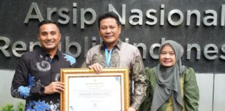 Pemkab Sidoarjo meraih predikat AA dari ANRI dengan nilai 90,84 dalam pengawasan kearsipan 2025. Capaian ini memperkuat reformasi birokrasi dan digitalisasi arsip