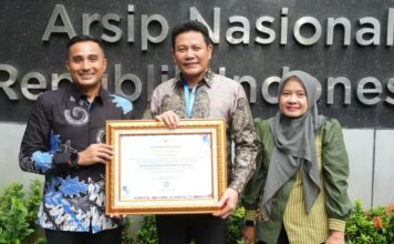 Pemkab Sidoarjo meraih predikat AA dari ANRI dengan nilai 90,84 dalam pengawasan kearsipan 2025. Capaian ini memperkuat reformasi birokrasi dan digitalisasi arsip