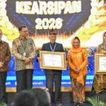 Maestro ludruk Surabaya, Cak Kartolo, resmi menerima penghargaan Registrasi Memori Kolektif Bangsa (MKB)